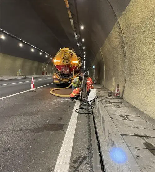 青田隧道排水渠清淤